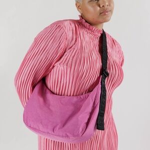 BAGGU MEDIUM NYLON CRESCENT BAG IN EXTRA PINK. LIKE NEW CONDITION